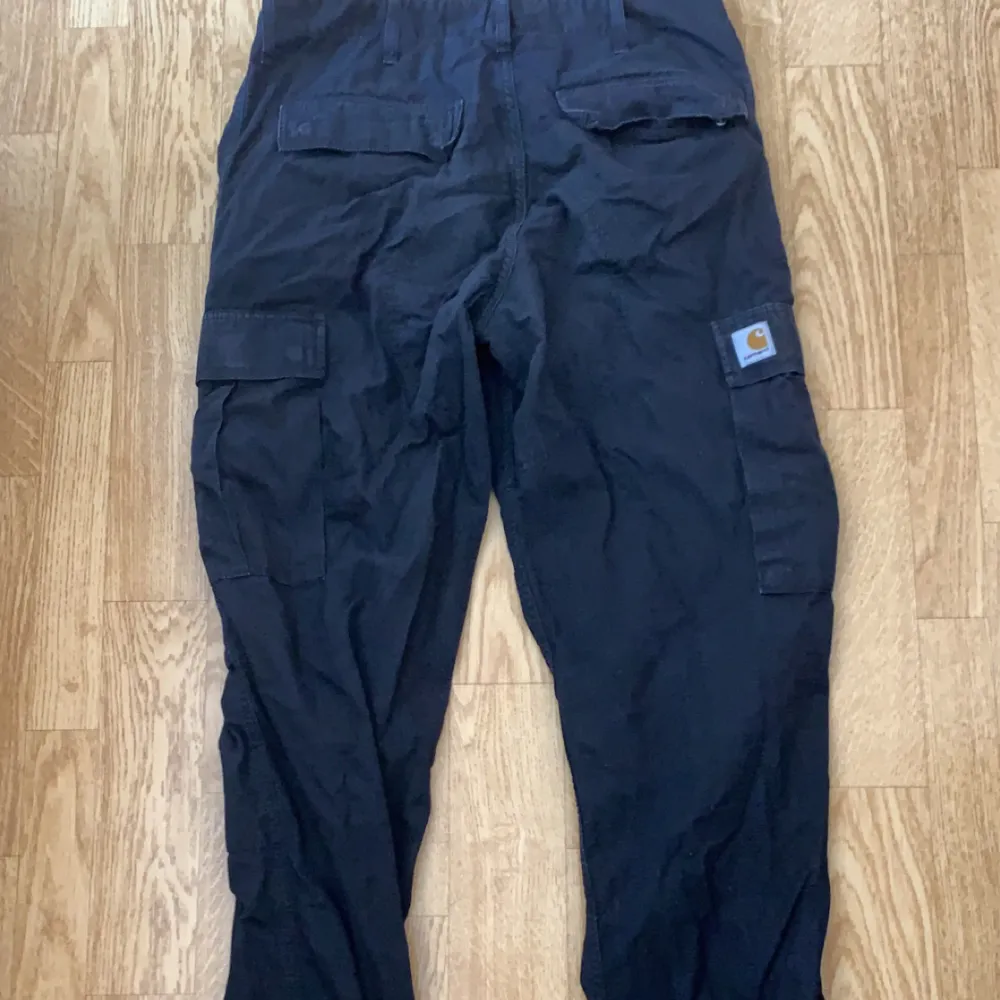 Carhartt WIP cargopants Väldigt bra skick  Köpt i Köpenhamn på en carhartt butik  Storlek 34/32 Nypris:1499kr . Jeans & Byxor.