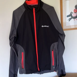 Träningsjacka  - Träningsjacka som passar perfekt till de lite kyligare höstdagarna. Är i mycket gott skick 