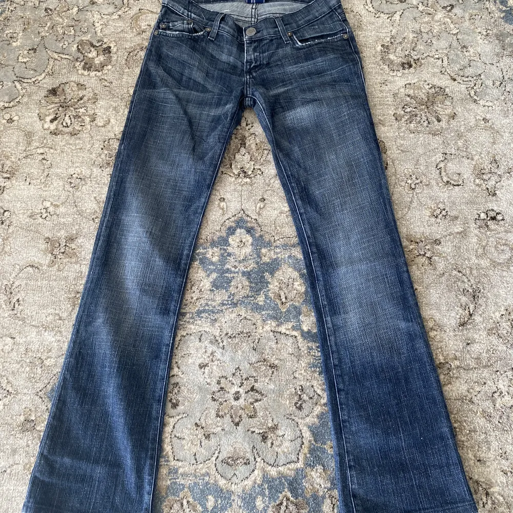 Säljer mina jätte snygga Bootcut Viktoria Beckham jeans för att dom tyvärr är försmå, jätte fint skick, inga fläckar eller nått❤️ innerbenslängden är 75cm och midjemåttet är 73cm (dubbelkollat)❤️. Jeans & Byxor.