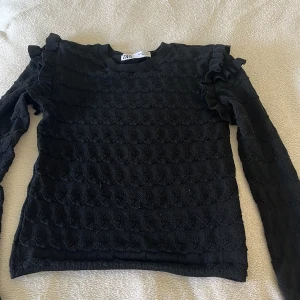 Stickad tröja från Zara - Stickad tröja från Zara i storlek M. Tröjan är mer som en S. Säljer för att den är för liten för mig.