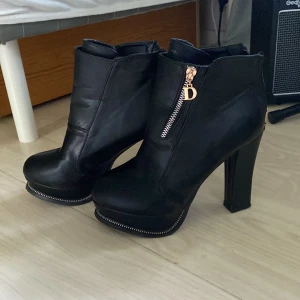 Svarta boots platå - Svarta ankelboots med platå. Klack på ca 11-12 cm och platån är ca 2-3 cm. Bra skick