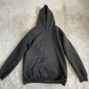 Svart hoodie för 99kr