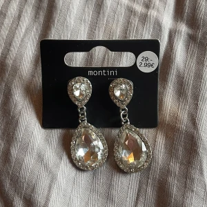 örhängen  - supersnygga örhängen! dessa är använda max en gång och kommer tyvärr inte till användning längre :/ dem är ej från montini som de ser ut på bilden, tror dessa är från glitter om jag ej minns fel ❤️