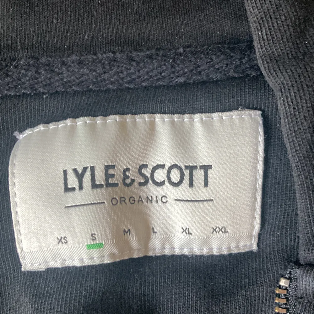 Säljer min snygga Lyle and scott hoodie i storlek S för att den är för liten för mig Skick 9/10. Hoodies.