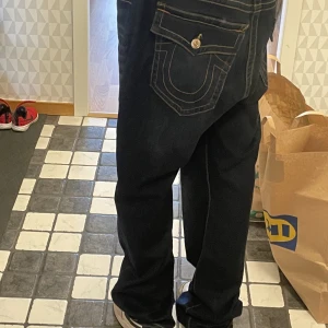 Ächoo trueys - Feta true religion jeans kan sälja men kan även byta mot tröja byxor idgaf så länge de är snygga grejer jeansen är stora af i midjan men funkar fint med bälten 