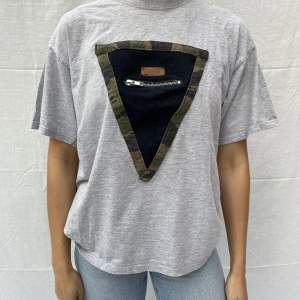 T-Shirt med triangelformad påsydd tyg, handsydd