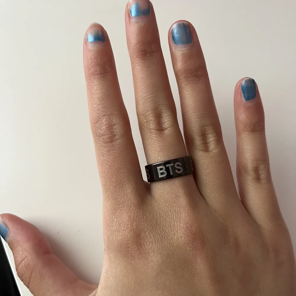 BTS ring, aldrig använd, i bra skick.. Accessoarer.