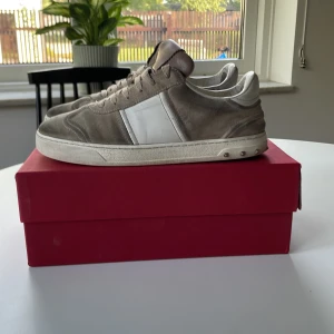 Valentino flycrews - Säljer mina gamla flycrews eftersom att dom inte kommer lika mycket till andvändning längre dom är i 7/10 i skick.