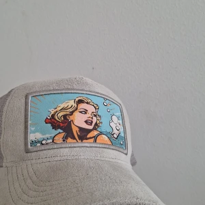 Revenite keps - Säljer en grå revenite keps i skick 7/10 då den har tecken på andvändning på insidan men annars bra skick. Fraktar med postnord, om du har frågor är det bara att höra av dig.