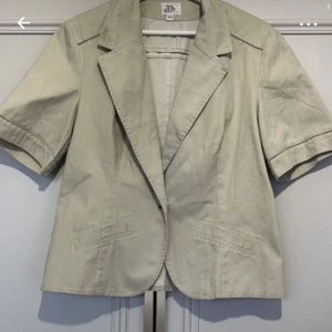 Trekvarts jacka - Jätte söt & fin tun jacka med kort ärm. Passar fint till hösten med stickad tröja under 🩷storlek 40 men passar mig som har S 