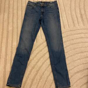 Säljer nu min Jack & Jones jeans på grund av att den är för liten för mig skick på den är 9/10 har använt få tal gånger, ny pris 600kr mitt pris 99kr, pris kan diskuteras privat 😁.