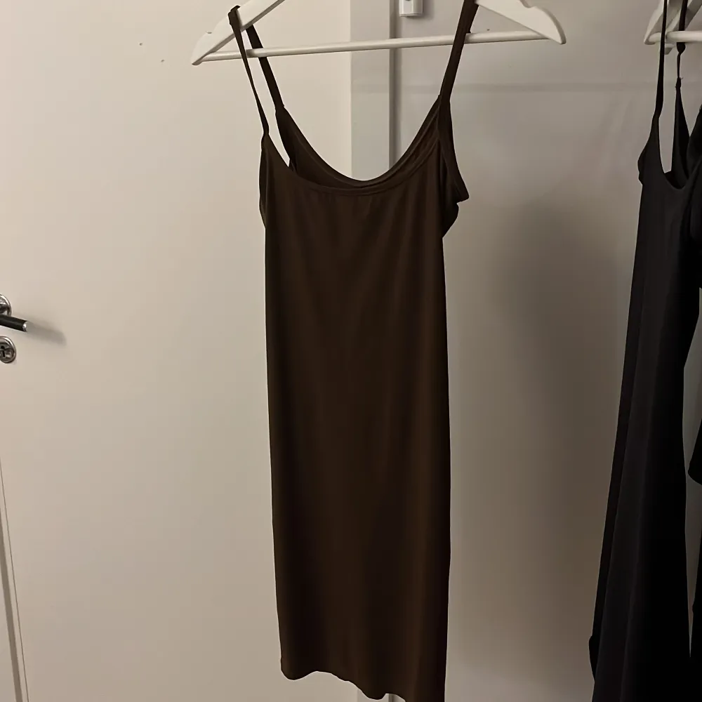 Fits everybody slip dress från Skims i färgen cocoa. Superfin kroppsnära passform och jättebra kvalitet. Knappt använd. Storlek XS. Nypris 815kr💗. Klänningar.