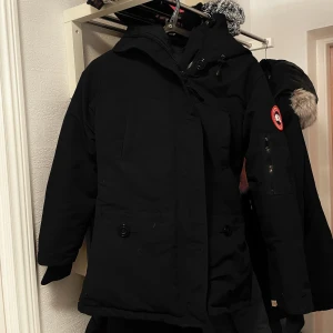 Svart Canada Goose Jacka - Fin och bekväm vinterjacka för billigt pris!!  Svarar snabbt vid intresse!