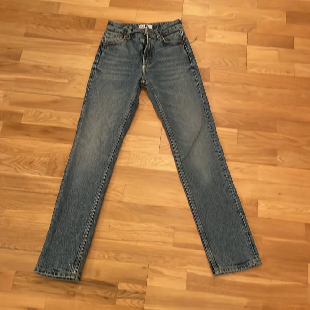 jeans från zara. mid waist. jag är 158 cm och de passar perfekt i längden på mig.💘. Jeans & Byxor.