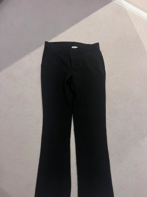 Lågmidjade kostymbyxor  - Jätte snygga kostymbyxor som aldrig är använda. Säljer för dom nu har blivit för små. Kostymbyxorna är ifrån Nelly och dom är små i storleken