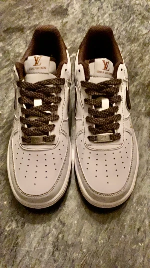 Nike Air Force 1  - Customized Air Force 1 Louis Vuitton i kartong med kvitto. 
