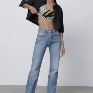 Jeans från Zara i straight modellen! Super snygga men passar tyvärr inte mig längre. De säljs inte längre på hemsidan 🥰