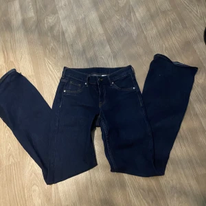 Lågmidjade jeans  - Säljer mina lågmidjade slutsålda jeans från hm. Storlek 36. Säljer för 250💕kolla profil för fler jeans 