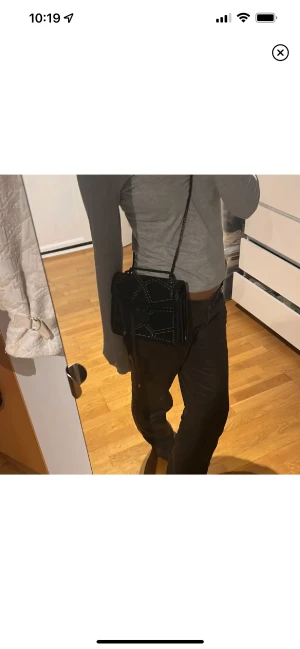 Väska - Väska i perfekt storlek! Hör av vid frågor eller intresse! ❤️spännet är lite sönder