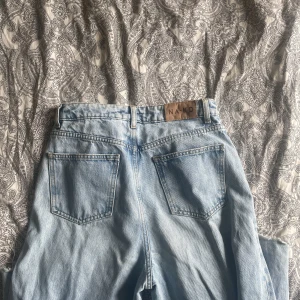 Nakd Jeans - Säljer dessa superfina ljusblåa jeansen från Nakd, slits ner till och rak passform! Skickar gärna bättre bilder 🙌🏻 Fint skick! 