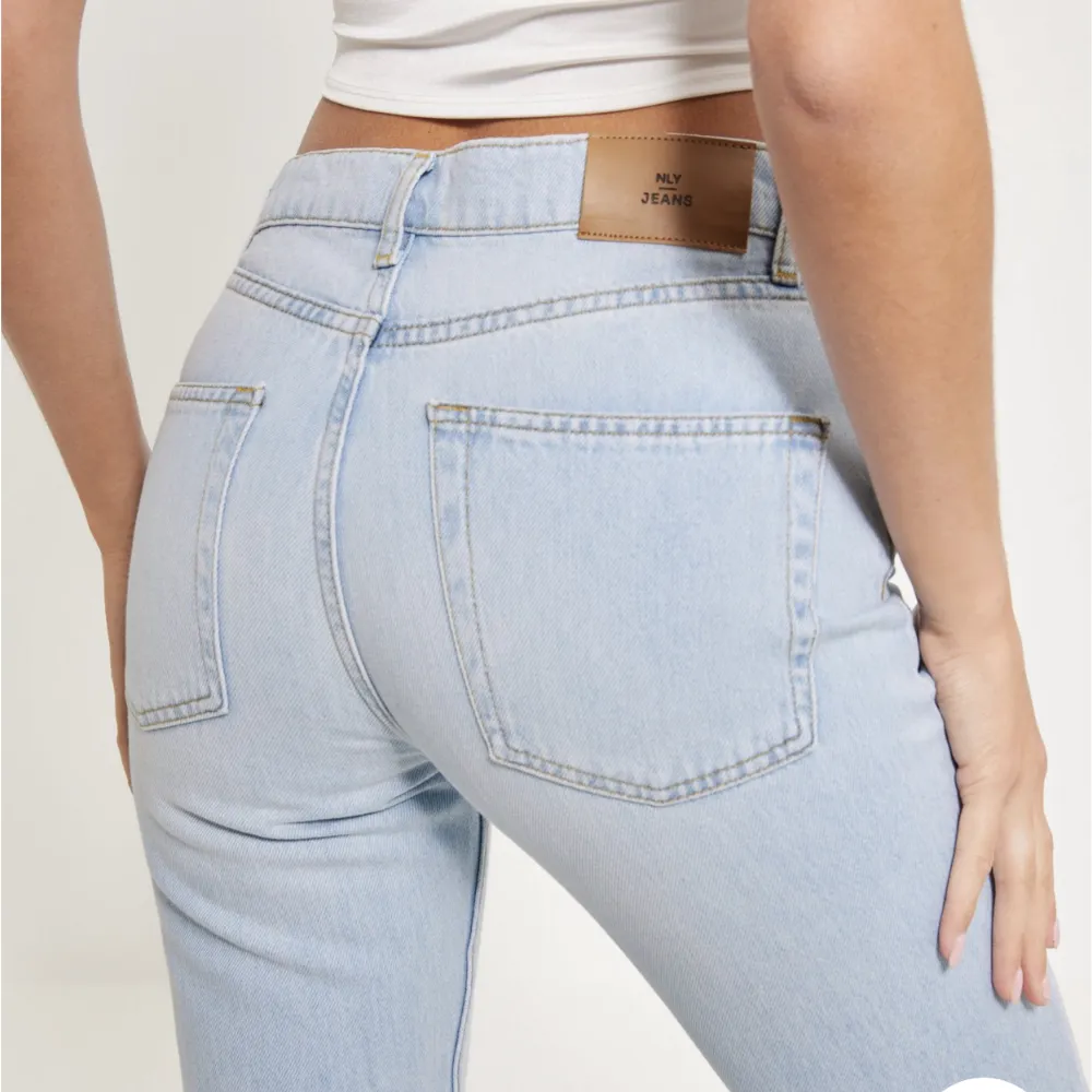Säljer nu mina blåa jeans som har slits från Nelly, de har medelhög midja och är storlek 36! Väldigt fina och formar kroppen. Jeans & Byxor.