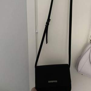 Fin svart handväska osäker vars den är ifrån står inget märke.!inga defekter har en liten spegel på insidan (kontakta för mer bilder osv och betala endast via swish!!!)