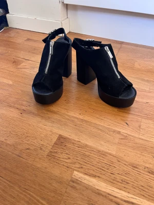 Högklackade skor från Topshop storlek 38. - Snygga skor i nyskick, använda en gång. Normal i storleken 