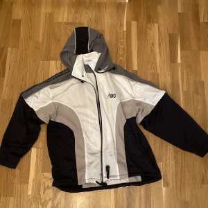 Asics hoodie - En jättesnygg Asics hoodie/jacka med avtagbara armar och luva. 
