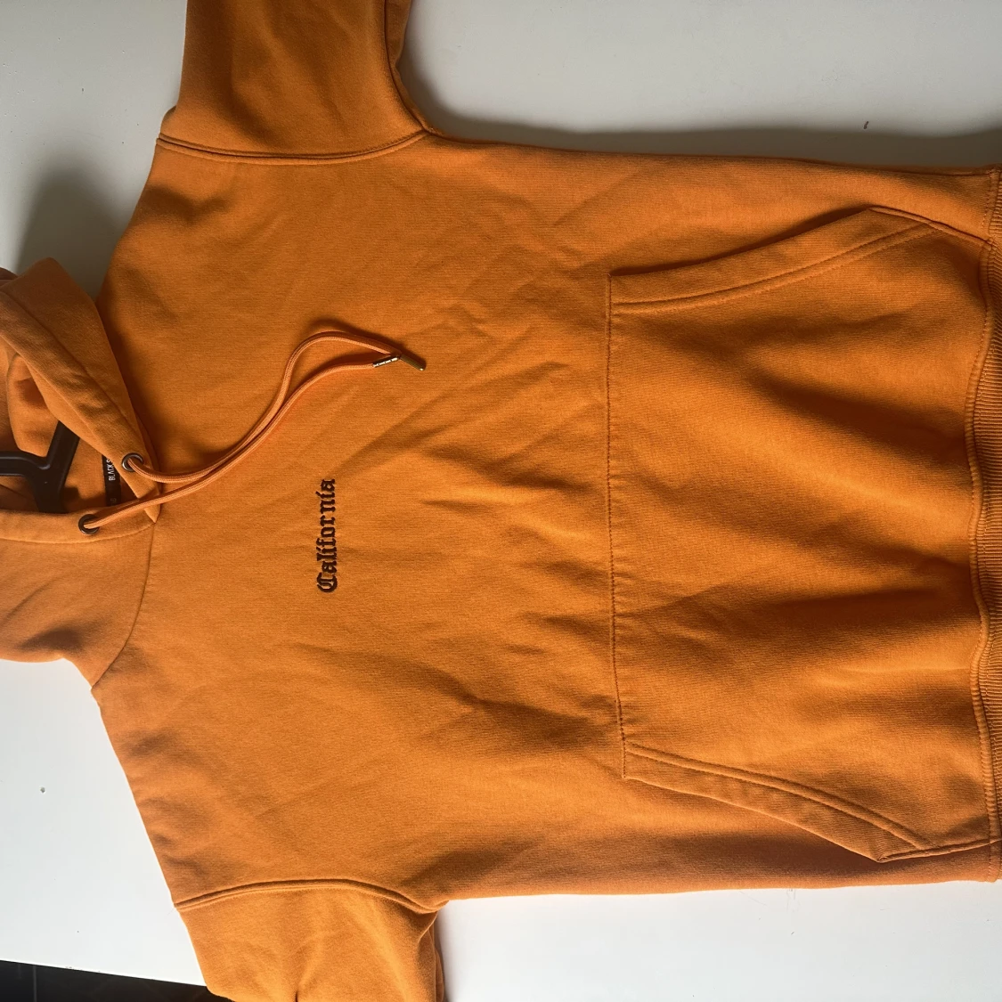 Huvtröja med tryck på ryggen  - 90