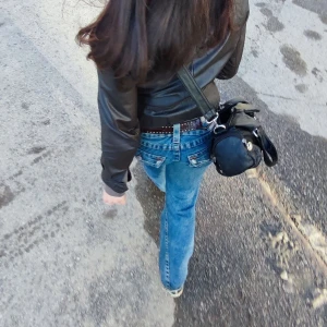 true religion jeans - dags att sälja mina älskade true religons low rise jeans då de ej kommer till användning. har inga mått men jag är 163 som referens!! de är inköpta för 1200kr