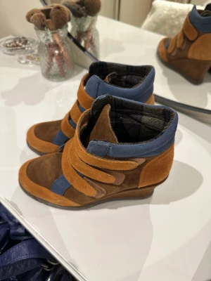 Isabel marant skor - Isabel marat inspererade skor. Sparsamt använda, säljer pga att dom inte kommer till användning. Dom är inte äkta därav priset.