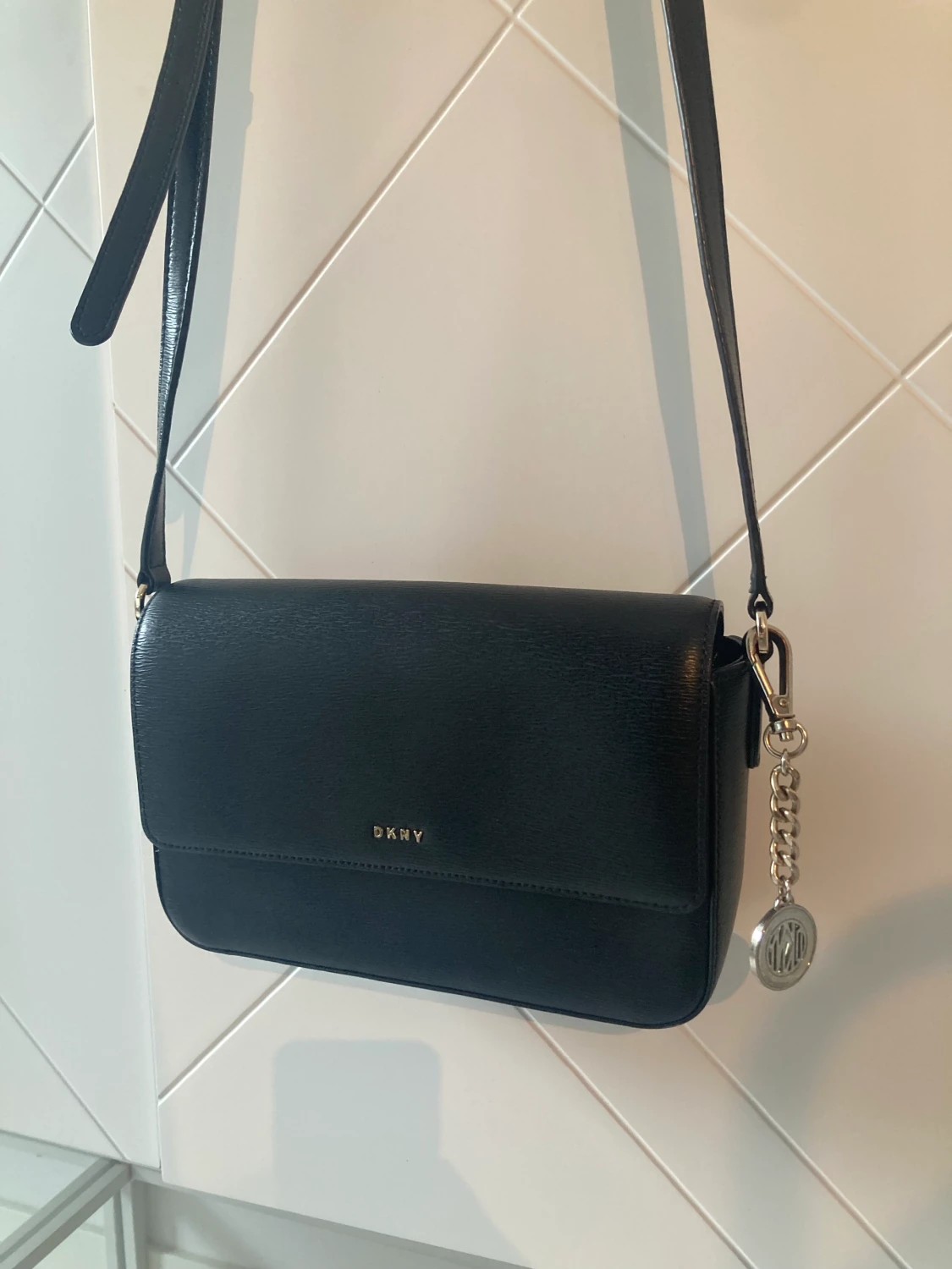 DKNY handväska i svart