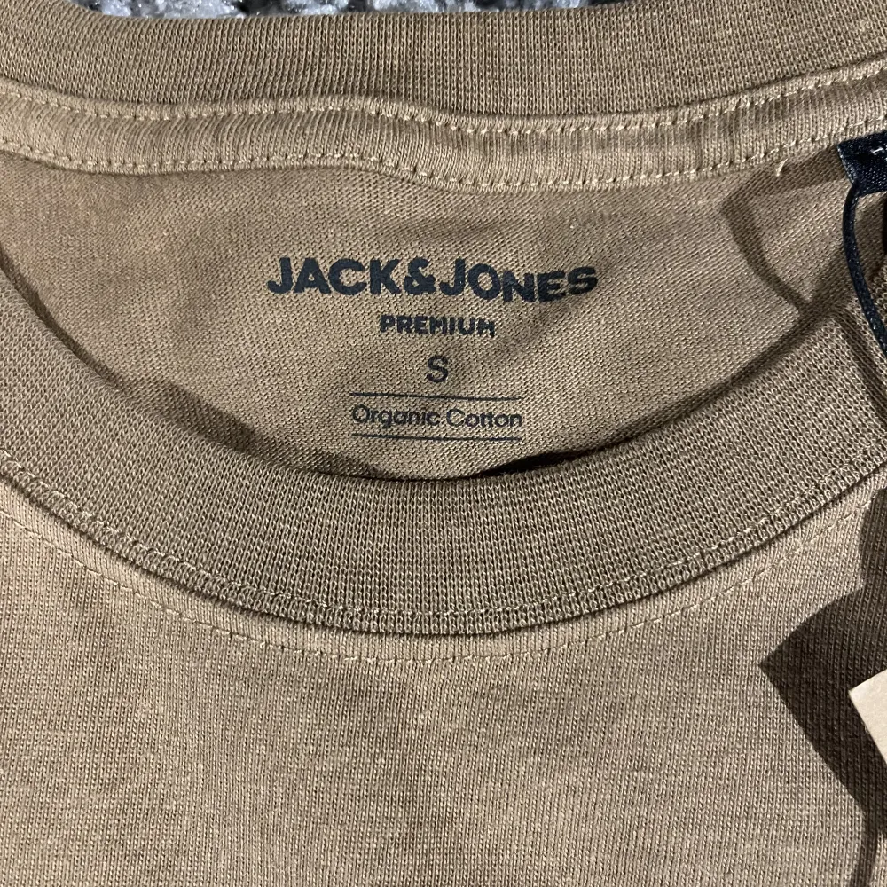Helt oanvänd Jack and Jones premium t-shirt. Säljer den då jag köpte en för liten storlek.. T-shirts.