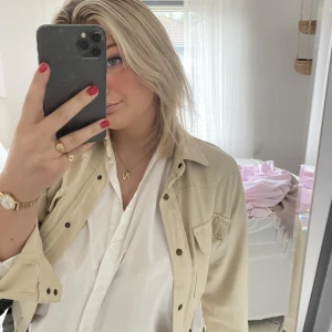 Beige jeans jacka - Jättefin jeans jacka från veromoda. Nypris 500kr Jättefint skick