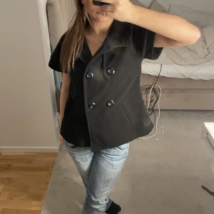 Kortärmad kappa - Jättefin kappa köpt på secondhand💕 inga större defekter på kappan. Oklart vilken storlek men passar mig som har S 