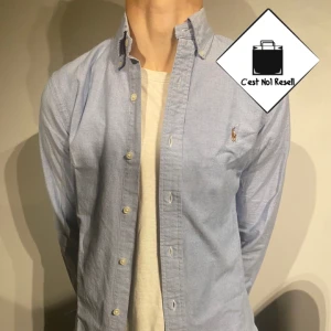 Ralph lauren skjorta - Väldigt fin Ralph lauren skjorta i prima skick 10/10 Ny pris 1399 vårat pris 599. Modellen på bilden är 177cm lång.