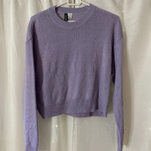 Stickad tröja  - lila Stickad tröja från H&M. Storlek XS❤️