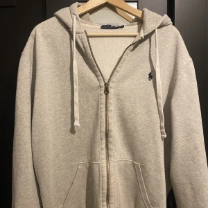 Ralph louren zip hoodie - En använd ziphoodie, dock 2 fläckar på den, bud kan läggas. Nypris 1800 