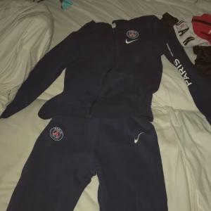 Nike/psg set mörkblå - It så använd. Priset kan diskuteras elle så kan jag byta  