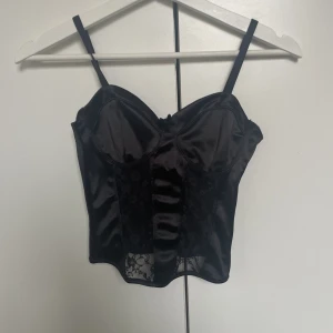 Korset topp hm - Jättefin korsett topp Köpt för 150kr och använd en gång💓