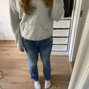 Säljer mina Jens då de inte sitter bra på mig. Dem är flarde och low waisted i storlek W 30/ L 30. Jag köpte dem för ca 1050kr och säljer dem för 350kr pris kan diskuteras 