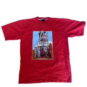 Vintage 00s Phat Farm T shirt. Tröjan är i bra skick utan fläckar eller skador. Känn dig fri att fråga om du undrar något!