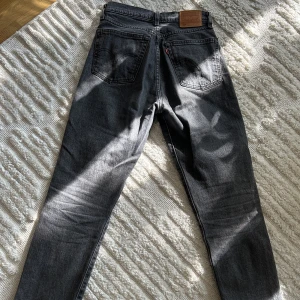 Levi’s ankellånga grå highwaist - Grå ankellånga jeans med straight leg passform. Highwaist. storlek W24 L26. Nyskick 🤠