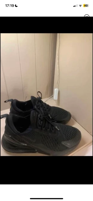 Nike air Max 270 - Säljer mina fina Nike skor som inte alls är använda mycket. Priset utgår från 650 kr fast det går att diskuteras. Vid frakt du står för frakt+priset vi kommer överens om. De är i storlek 39 o de är äkta☺️