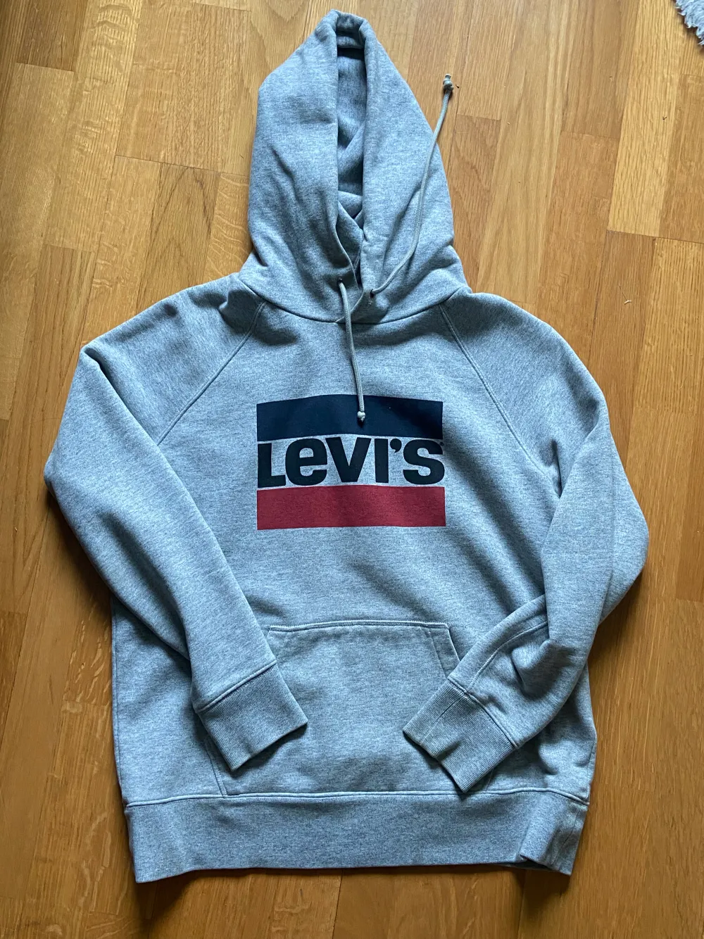 En grå Levis hoodie i storlek M. Sparsamt använd med inga tydliga tecken på användning.  Skriv för fler frågor eller bilder. Hoodies.