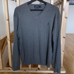Ralph Lauren tröja - Tja! Säljer nu denna tröja från Ralph lauren. Skick: 8,5/10. Storlek: M, passar även L. Nypris: 1500kr. Kontakta mig för fler bilder eller info!