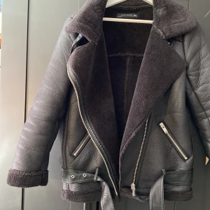ZARA Jacka - En fin jacka från zara i bra skick👌🏽