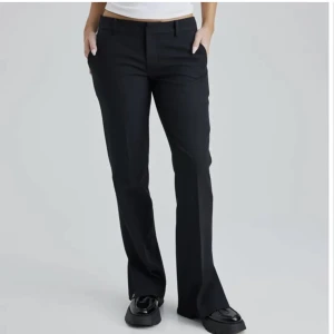 Lågmidjade kostymbyxor (petite) - Säljer dessa lågmidjade kostymbyxor från bikbok i modellen Vera! De har aldrig använts alls och vid snabb affär skulle vi kunna diskutera pris. Skriv gärna för föer bilder!❣️