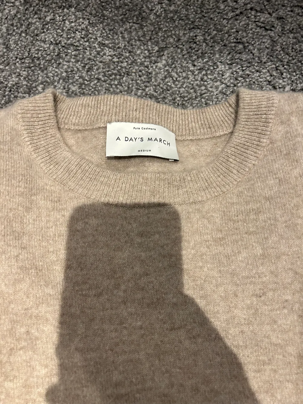 En super fin cashmere tröja från A days march ⌛️skick 10/10⌛️storlek M⌛️Nypris 1800kr⌛️100% cashmere. Stickat.