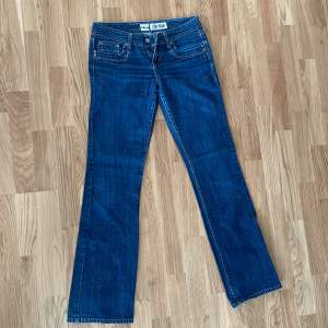 Jätte fina mörkblå lågmidjade boutcut jeans jeans (38 rakt över och innerbenslängden är 31)